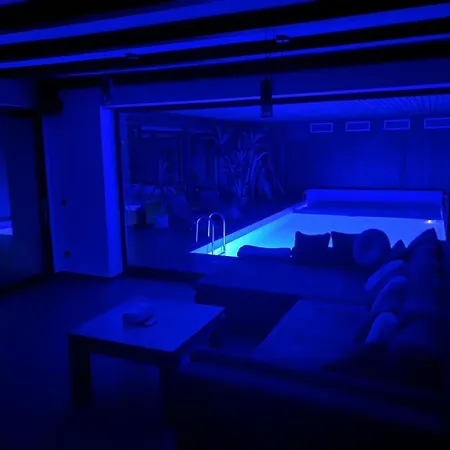 Park Mit Pool Und 3 Schlafzimmer *